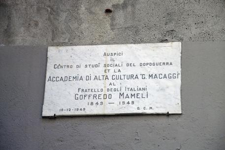 La targha marmorea che ricorda la casa natale di Goffredo Mameli nel palazzo di piazza San Bernardo, Genova © ANSA