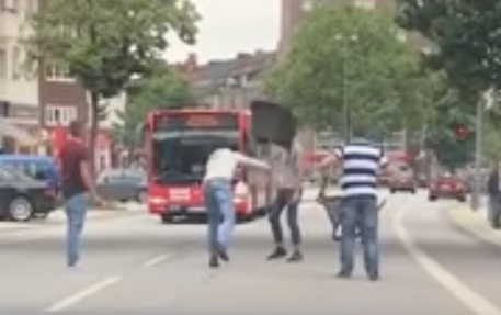 Un frame del video in cui alcuni uomini tirano le sedie all'aggressore di Amburgo (da YouTube) © Ansa