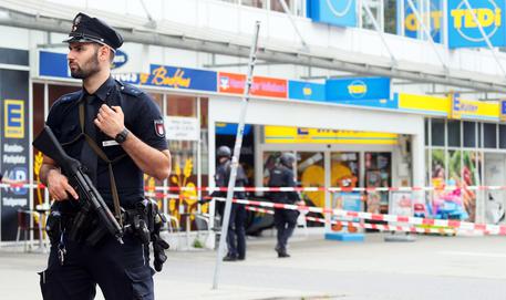 Polizia davanti al supermarket di Amburgo © EPA