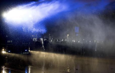Terza notte di scontri ad Amburgo © ANSA
