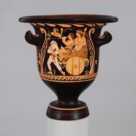 Il vaso apulo di età classica attribuito a Python e confiscato al Met © ANSA