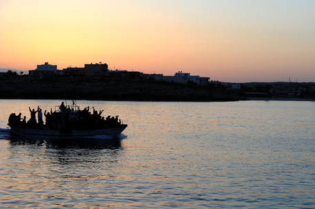 Migranti: Tunisia, fermati su imbarcazione diretta in Italia © ANSA