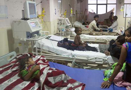 Bimbi in ospedale in India © AP