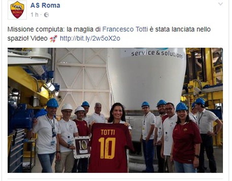 Il post sulla maglia di Francesco Totti nello spazio (dal profilo Facebook della As Roma) © Ansa