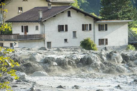 Massive landslide hit the village Bondo in South Switzerland © EPA