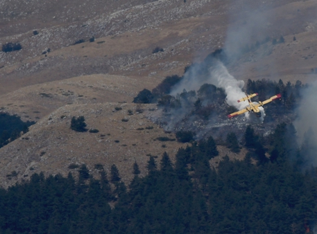 Sulmona (L'Aquila), incendio monte Morrone, Canadair in azione © ANSA