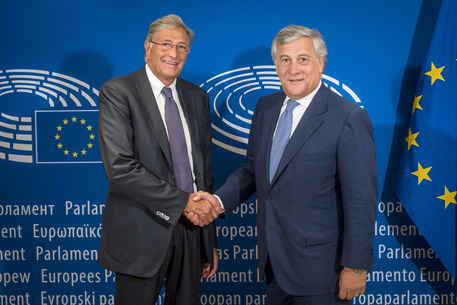 Il direttore dell'Ema Guido Rasi con il presidente del Parlamento Ue Antonio Tajani - fonte: PE © Ansa