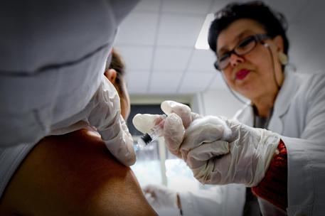 Un bambino viene vaccinato in un ambulatorio © ANSA