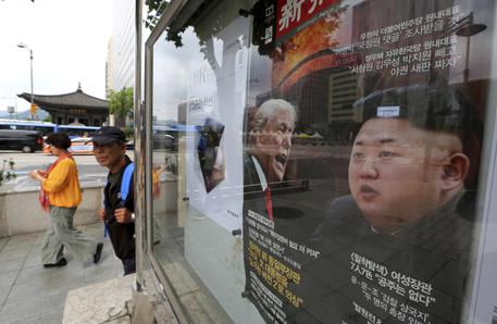 Seul, una locandina mostra il leader nordcoreano  Kim Jong Un e il presidente americano Donald Trump © AP