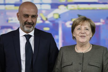 Il sindaco di Amatrice Sergio Pirozzi con la cancelliera tedesca Angela Merkel © EPA
