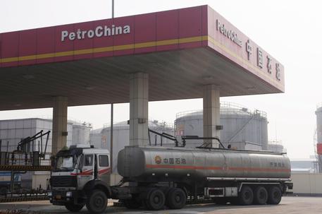 China to limit oil supply to North Korea and stop purchases of textiles © EPA