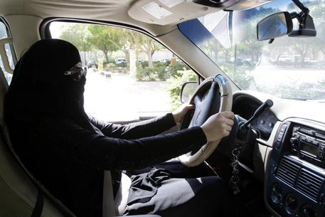 Le donne saudite potranno guidare © EPA