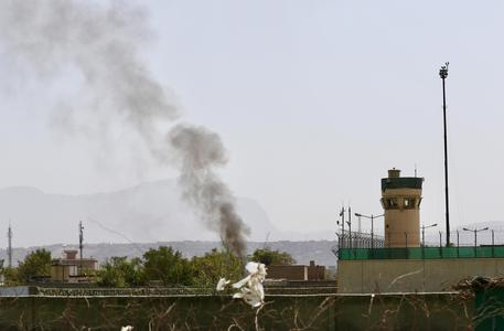 Decine di razzi lanciati dai talebani sull'aeroporto di Kabul per l'arrivo del capo del Pentagono © EPA