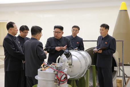 Kim ispeziona testata nucleare per ICMB © EPA