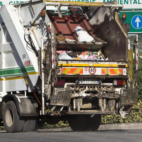 Risultati immagini per camion rifiuti