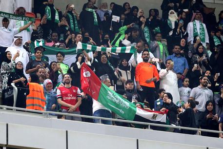 Famiglie saudite allo stadio di Gedda. Solo dall'inizio del 2018 le donne possono assistere alle partite solo nei settori riservati alle famiglie © ANSA 