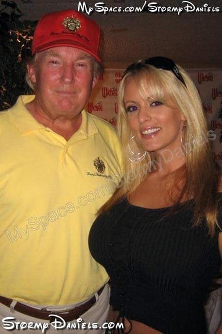 Stephanie Clifford con Donald Trump in una foto tratta dal profilo MySpace della stessa pornostar, in arte Stormy Daniels © ANSA