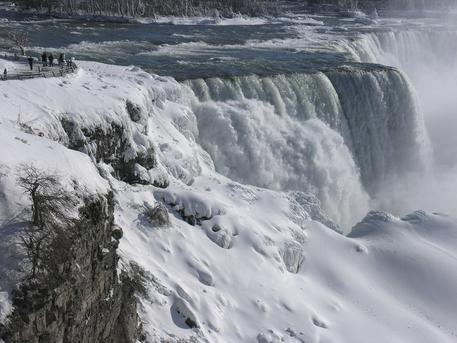 Le cascate del Niagara ghiacciate in una foto di archivio © EPA