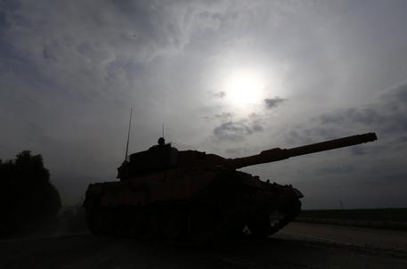 I soldati turchi preparano i loro carri armati vicino al confine turco-siriano in una foto di archivio © EPA