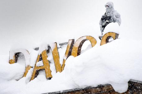 Neve sulla scritta dell'Hotel vicino al centro congressi che ospita il World Economic Forum a Davos © EPA