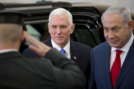 Il vicepresidente degli Stati Uniti Mike Pence durante il suo incontro col premier israeliano Benyamin Netanyahu © AP