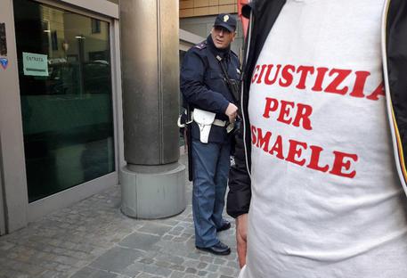 Omicidio Lulli: gli amici in Corte d'Appello ad Ancona con la maglietta 'Giustizia per Ismaele' © ANSA