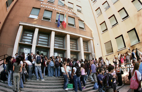 Studenti all'ingresso del liceo classico e scientifico Bertrand Russell (archivio) © ANSA