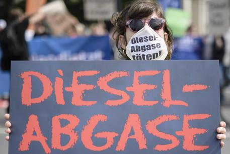 Una protesta contro le emissioni diesel dannose © EPA