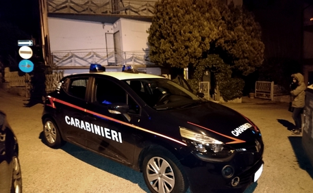 Carabinieri all'esterno della casa dove il bimbo è stato trovato esanime a Cupramontana (Ancona) © ANSA