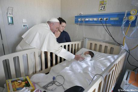 Papa Francesco a sorpresa visita il Bambino Gesù di Palidoro © ANSA