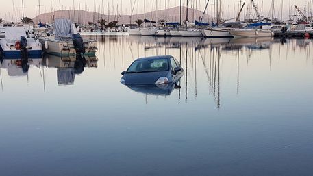 Auto scivola in mare nel porto di Alghero © ANSA