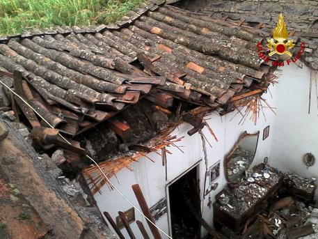 Catania, crolla tetto di abitazione: donna salvata dalle macerie$