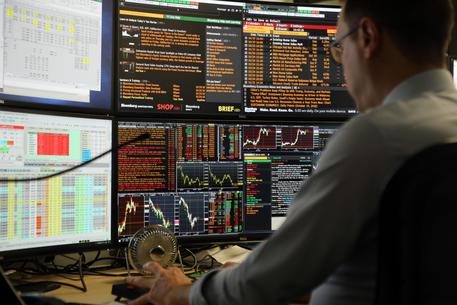 Un operatore di Borsa di una banca davanti ai monitor © ANSA