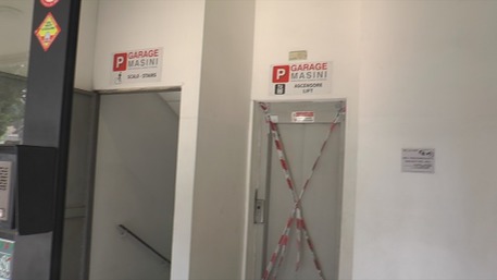 Scivola ascensore in un garage a Bologna, cinque feriti (Foto: Sara Ferrari) © Ansa