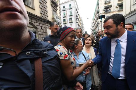 Salvini a Napoli: applausi da balconi e selfie con immigrati © ANSA