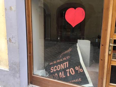 La vetrina di un negozio nel centro storico (zona rossa) di Camerino (Macerata) © ANSA