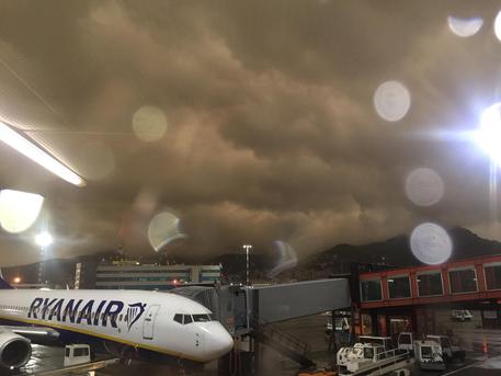 Maltempo: disagi all'aeroporto di Genova © ANSA