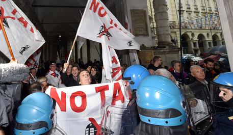 Le proteste di ieri davanti al Consiglio Comunale di Torino © ANSA