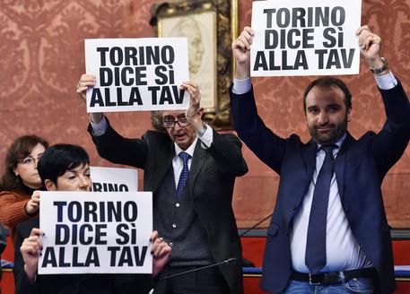 Cartelli in favore della Tav in consiglio comunale a Torino © ANSA