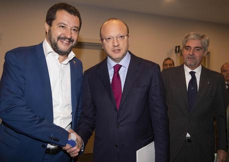 Il ministro dell'Interno, Matteo Salvini e il presidente dei Confindustria, Vincenzo Boccia, prima dell'assemblea di Confitarma a Roma © ANSA