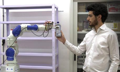 Mano robot sensibile per scaffali supermarket © ANSA