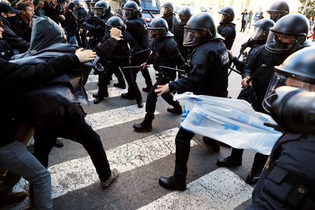 Barcellona: scontri tra separatisti e polizia © EPA