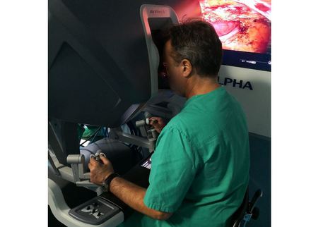 Il chirurgo Diego Cuccurullo del Monaldi al lavoro con il robot © Ansa