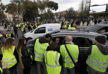 I gilet gialli bloccano depositi di carburante in Francia © AP