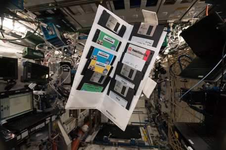 Vecchi floppy disk sulla Iss (dal profilo Twitter del comandante Alexander Gerst, ESA-NASA) © Ansa