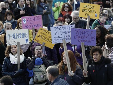 La manifestazione contro la violenza sulle donne di Pamplona © EPA
