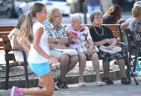 Un gruppo di anziane su una panchina in una foto di archivio © ANSA