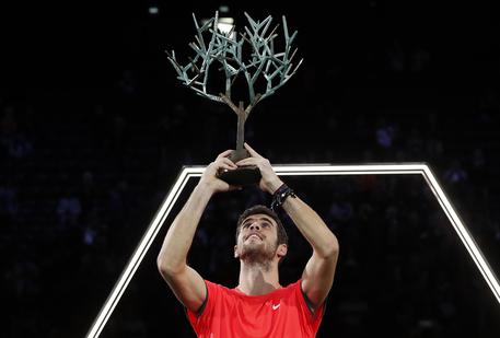 Tennis: sorpresa Khachanov, Djokovic battuto a Parigi © EPA