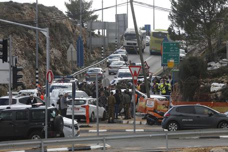 Il luogo dell'attacco a una fermata dell'autobus in Cisgiordania dove sono rimasti uccisi due militari israeliani © AP