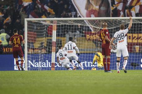 Roma-Genoa 0-1: al 17' del pt, tiro di Hiljemark ribattuto, Piatek si lancia sul pallone e in scivolata scaraventa in rete. © ANSA